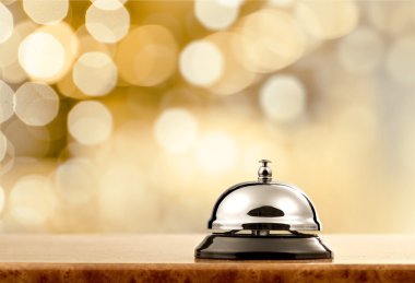 Ahşap masa halkada otel