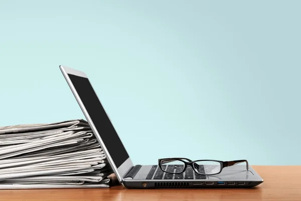 Laptop and black glasses — Stock Photo, Image