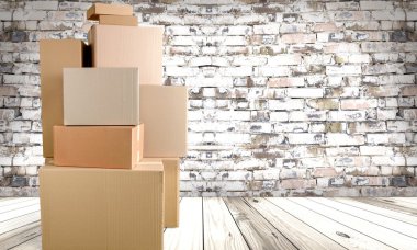  Arka planda bir sürü karton kutu var