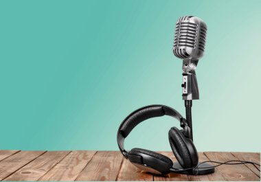 Retro tarzı mikrofon ve kulaklıklar 