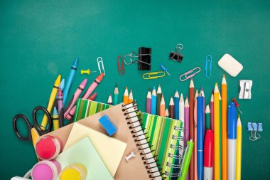 Arka plan üzerinde okul malzemeleri