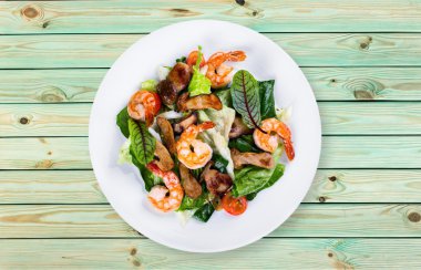 Karides ve domatesli spagetti.