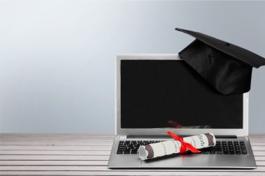 dizüstü bilgisayar ve diploma kaydırma 