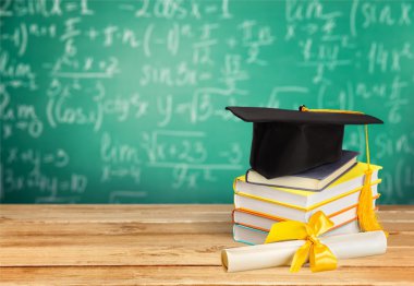 mezuniyet şapkası ve diploması