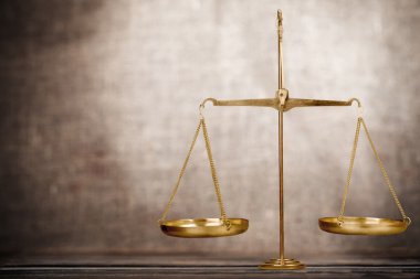 Tablo üzerinde hukuk ölçekler