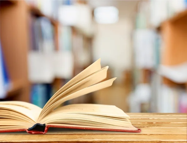 Libro abierto sobre mesa de madera — Foto de Stock