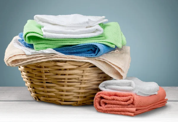 Cesta de lavandaria com toalhas coloridas — Fotografia de Stock