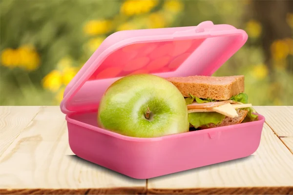 Lunchbox con mela isolata — Foto Stock