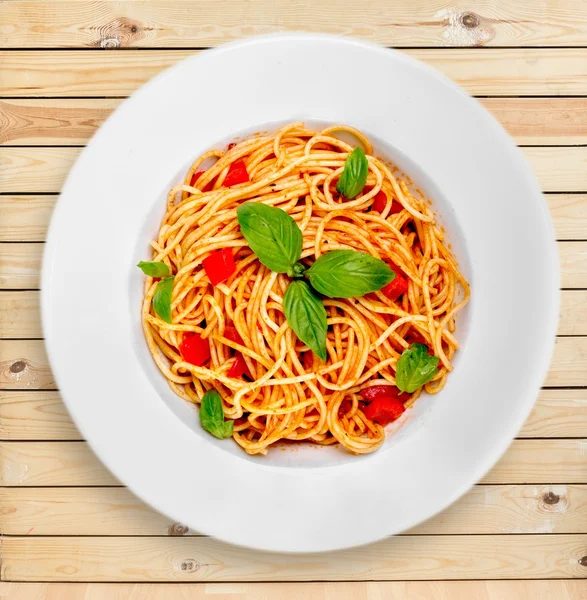 Massa de espaguete com tomates — Fotografia de Stock