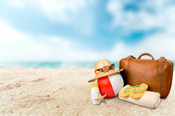 Солом'яний капелюх, сумка на тропічному пляжі — стокове фото