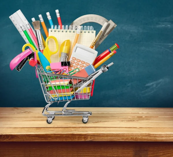 Briefpapier objecten in kleine supermarkt winkelwagen — Stockfoto