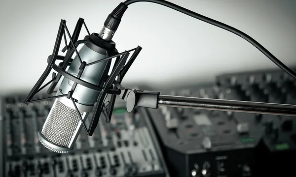 Мікрофон і цифровий студійний мікшер — стокове фото