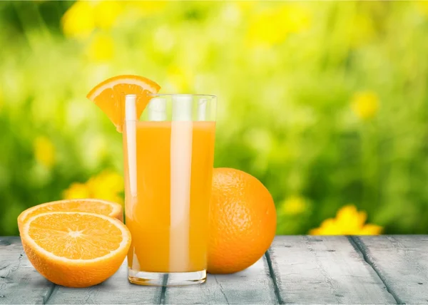 Apelsinjuice och skivor av orange — Stockfoto