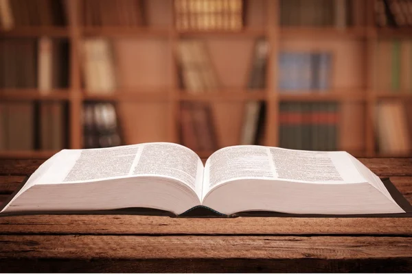 Open boek op houten tafel — Stockfoto