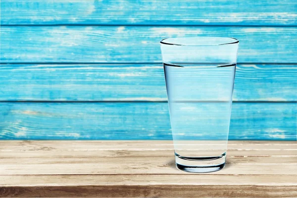 Vaso de agua sobre una mesa — Foto de Stock