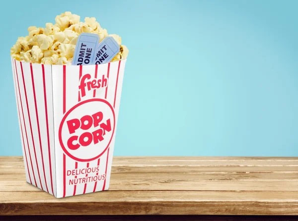 Popcorn-Essen im Karton — Stockfoto