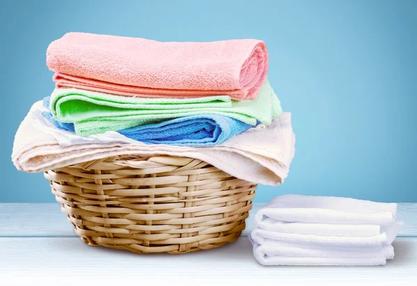 Wäschekorb mit bunten Handtüchern — Stockfoto