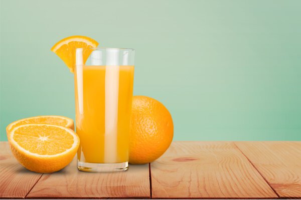 Orange juice and slices of orange