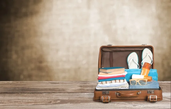 Maleta retro con objetos de viaje — Foto de Stock