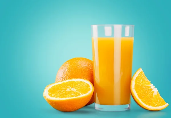 Sumo de laranja e fatias de laranja — Fotografia de Stock