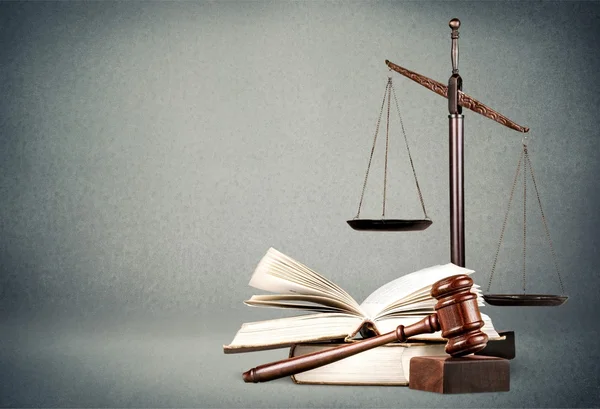 Justitie schalen en boeken — Stockfoto