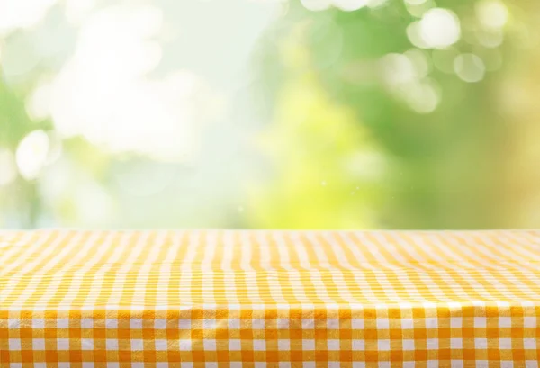 Abgenutzter Tisch und verschwommener Hintergrund Gras — Stockfoto