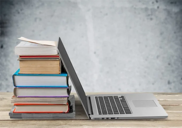 Montón de libros con portátil — Foto de Stock