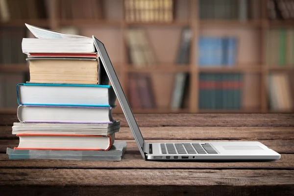 Stapel boeken met laptop — Stockfoto