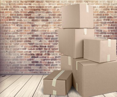  Arka planda bir sürü karton kutu var