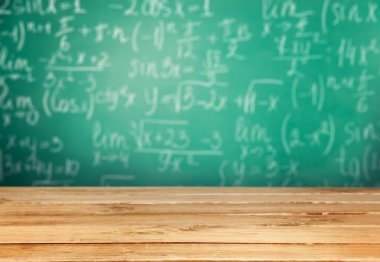 Tebeşir tarafından yazılı matematik formülleri 