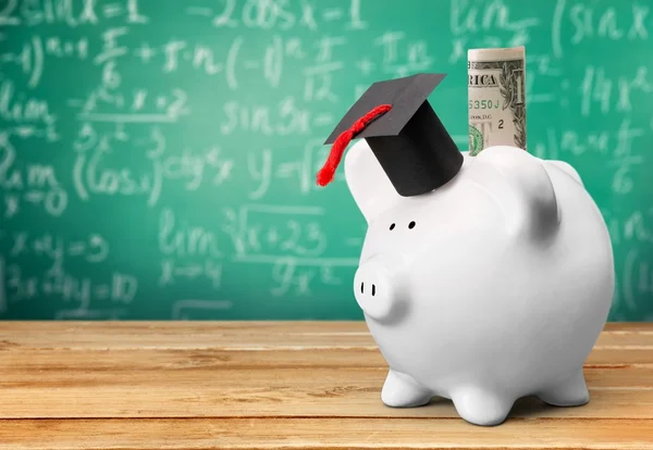 Piggy Bank with  Graduation Hat — Stock Photo, Image