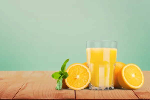 Jugo de naranja y rodajas de naranja — Foto de Stock