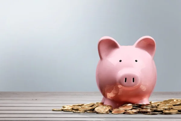 Banco piggy rosa e moedas — Fotografia de Stock