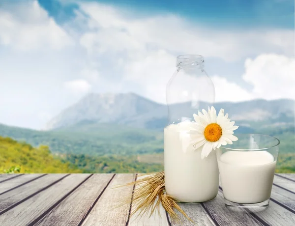 Szklankę mleka i butelki — Zdjęcie stockowe