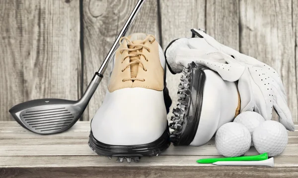 Пара взуття для гольфу та гольф клуб — стокове фото