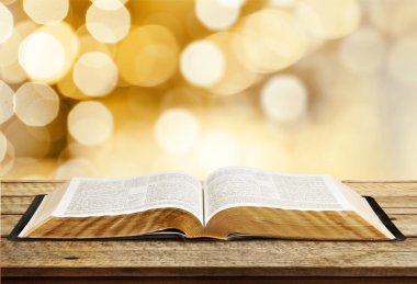 Masanın üzerinde kitabı aç