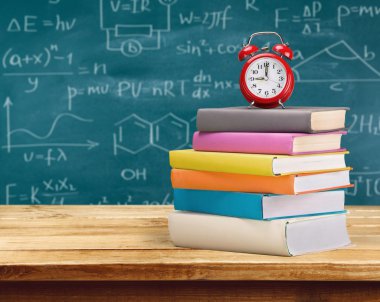 Masa üzerinde kitap yığını 