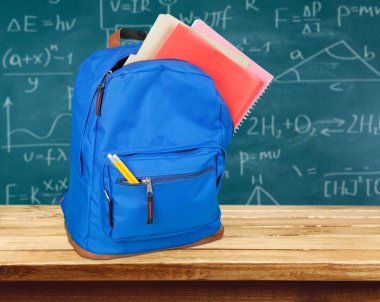 Arka plan üzerinde okul sırt çantası.