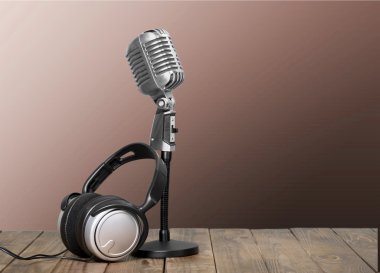 Retro tarzı mikrofon ve kulaklıklar 