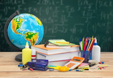 Masa üzerinde kitap yığını