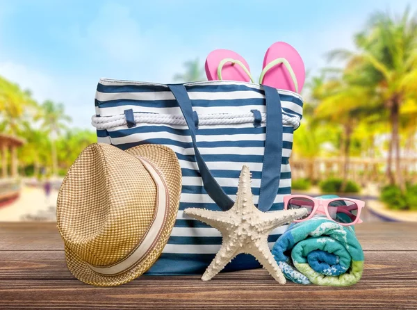 Szalma kalap, táska, egy trópusi tengerparton — Stock Fotó