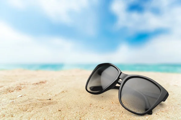 Sunglasses on sandy beach — Stock Photo, Image