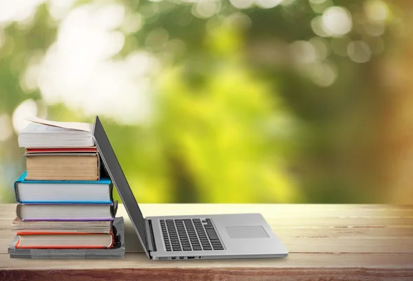 Montón de libros con portátil — Foto de Stock