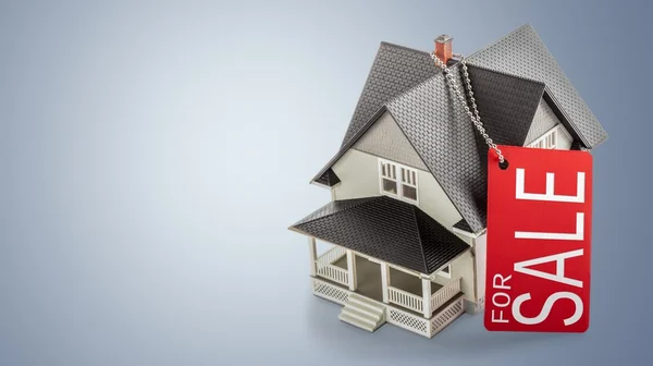 Классическая модель дома в продаже — стоковое фото