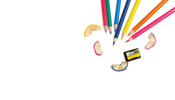 Карандаши разных цветов и точилка для карандашей — стоковое фото