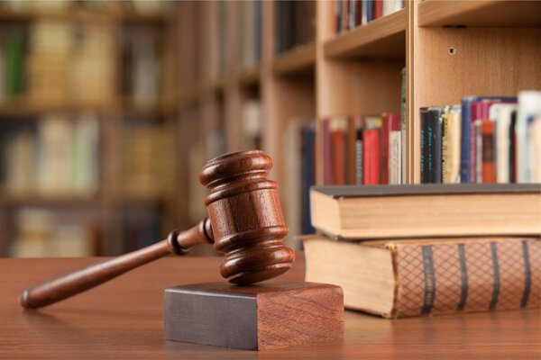 судья молоток и документы
 