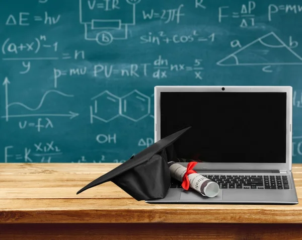 Laptop en diploma scroll — Stockfoto