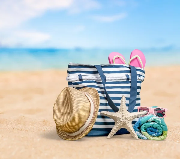 Sombrero de paja, bolsa en una playa tropical —  Fotos de Stock