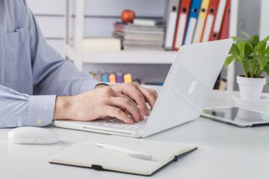 Erkek el üstünde laptop yazma