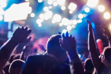 Seyirci bir müzik festivalinde kaldırdı elleriyle